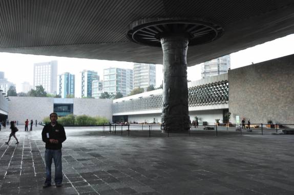 Chegando ao monumental Museu Nacional de Antropologia, na Cidade do México, capital do país